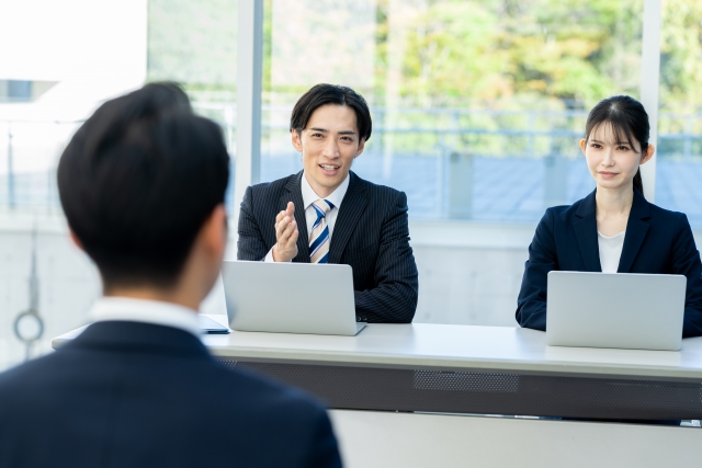 面接中の面接官と求職者