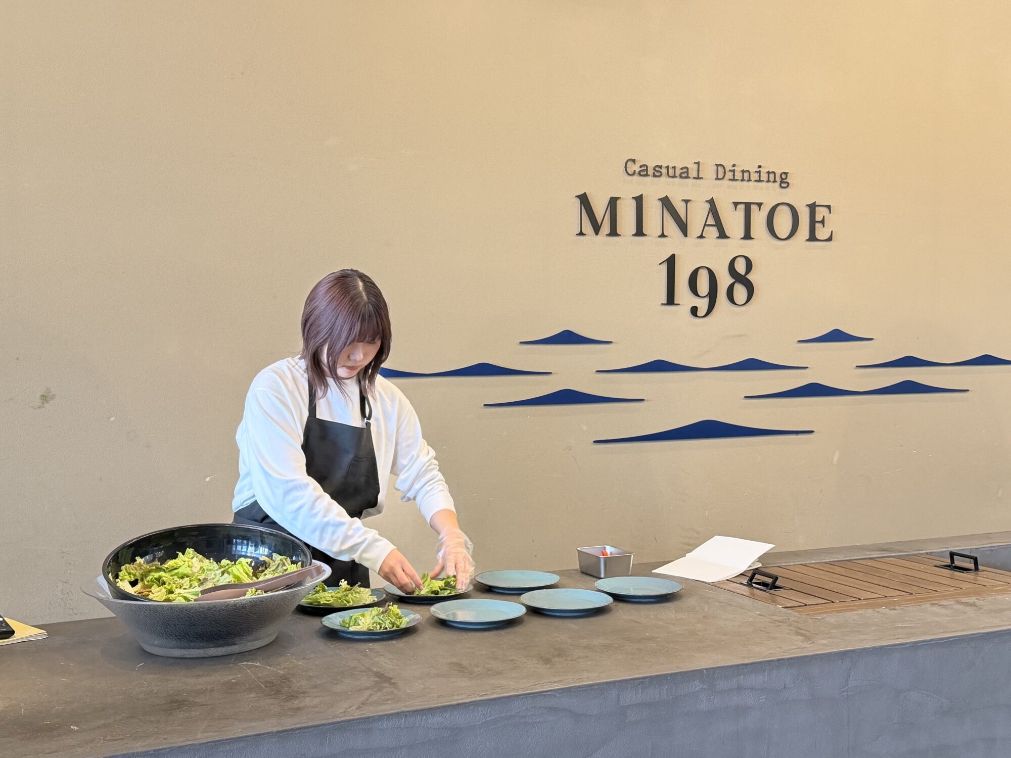 サラダ盛りつけ